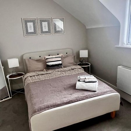 Lakeside Lux Bedroom With Parking, M4 Jct 11, Next To Train Station 雷丁 外观 照片