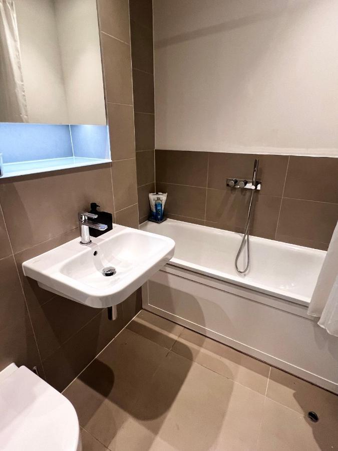Lakeside Lux Bedroom With Parking, M4 Jct 11, Next To Train Station 雷丁 外观 照片